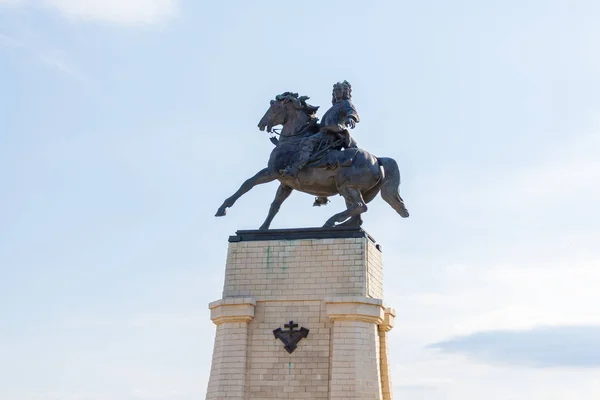 Togliatti, Samara bölgesi / Rusya - 2 Temmuz 2019: Şehrin kurucusu Vasily Nikitich Tatishchev Anıtı. Binicilik heykeli 1998 yılında Volga Nehri'nin kıyısına dikildi.