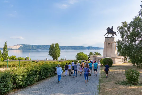 Togliatti, Samara bölgesi / Rusya - 2 Temmuz 2019: Şehrin kurucusu Vasily Nikitich Tatishchev anıtın arka planında turistler. Volga nehri ve zhiguli dağları ufukta