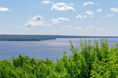 Pitoresk nehir manzarası. Yaz Güneşli gün. Volga River, Rusya Federasyonu.