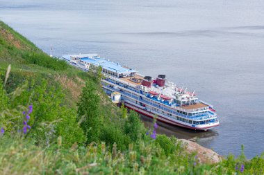 Pitoresk nehir manzarası. İskelede dört güverteli yolcu gemisi. Yukarıdan manzara. Volga River, Rusya Federasyonu, Tataristan.