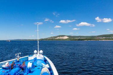Samara bölgesinde Zhiguli dağları. Volga Nehri, Rusya. Bir nehir yolcu gemisinden ateş edin. Yaz Güneşli gün. Pitoresk manzara.