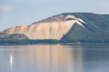 Samarskaya Luka'daki Zhigulevsk dağları. Volga manzarası, Rusya. Yaz günü. Togliatti'den dağ manzarası. Kireçtaşı madenciliği.