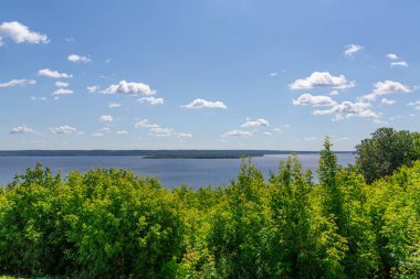 Pitoresk nehir manzarası. Yaz Güneşli gün. Volga River, Rusya Federasyonu.