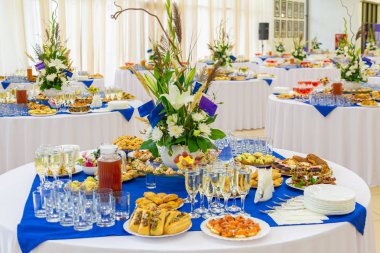 Ziyafet'te şenlikli bir şekilde masalar serildi. Çeşitli lezzetler, atıştırmalıklar ve içecekler. Catering.