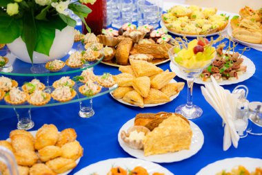 Ziyafet'te şenlikli bir şekilde masalar serildi. Çeşitli lezzetler, atıştırmalıklar ve içecekler. Catering.