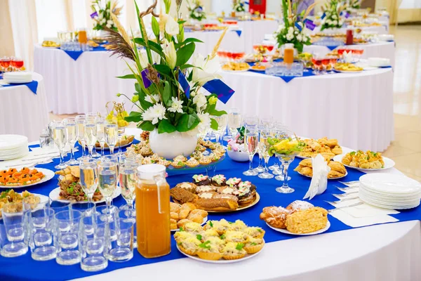 Festlich Gedeckte Tische Beim Bankett Verschiedene Köstlichkeiten Snacks Und Getränke — Stockfoto