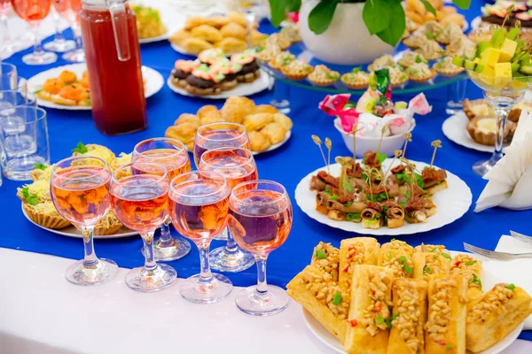 Pusieron Mesas Banquete Varios Manjares Aperitivos Bebidas Servicios Catering —  Fotos de Stock