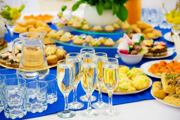 Weißsekt Glas Festlich Gedeckte Tische Beim Bankett Verschiedene Köstlichkeiten Snacks — Stockfoto