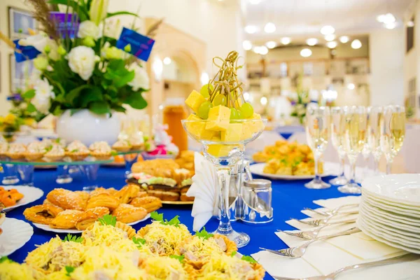 Canapés Uva Queijo Mesas Festivamente Colocadas Banquete Várias Iguarias Lanches — Fotografia de Stock