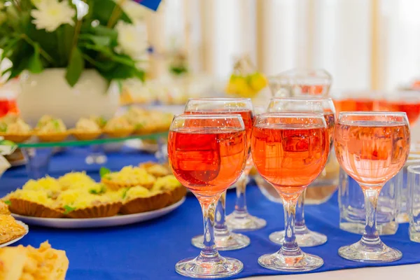Pusieron Mesas Banquete Varios Manjares Aperitivos Bebidas Catering Vino Rosa —  Fotos de Stock