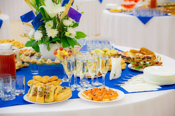 Mesas Festivamente Colocadas Banquete Várias Iguarias Lanches Bebidas Catering — Fotografia de Stock