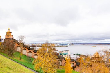 Nizhny Novgorod 'un setinden Volga Nehri ve Oka Nehri manzarası. Kremlin taşının duvarları. Sonbahar bulutlu günü.