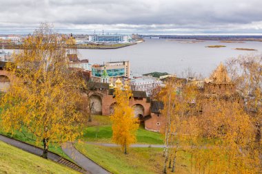Nizhny Novgorod 'un setinden Volga Nehri ve Oka Nehri manzarası. Kremlin taşının duvarları. Sonbahar bulutlu günü.