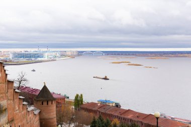Nizhny Novgorod 'un setinden Volga Nehri ve Oka Nehri manzarası. Kremlin taşının duvarları. Sonbahar bulutlu günü.