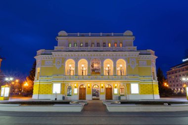 Nizhny Novgorod / Rusya - 16 Ekim 2019: Nizhny Novgorod drama tiyatrosu Maxim Gorky 'nin adını aldı. Akşam manzarası. Şehir ışıkları. Uzun pozlama.