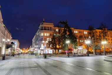 Nizhny Novgorod / Rusya - 16 Ekim 2019: Bolshaya Pokrovskaya Caddesi. Sokak lambalarının ışığını. Gün batımında şehir. Akşam manzarası. Uzun pozlama.