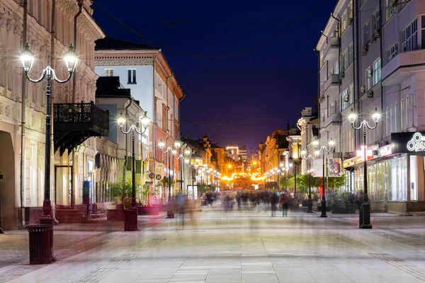 Nizhny Novgorod / Rusya - 16 Ekim 2019: Bolshaya Pokrovskaya Caddesi. Sokak lambalarının ışığını. Gün batımında şehir. Akşam manzarası. Uzun pozlama.