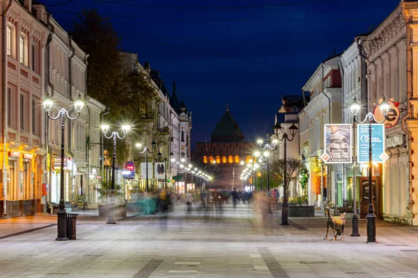 Nizhny Novgorod Russia 2019年10月16日 Bolshaya Pokrovskaya街 街灯的灯光 黄昏时的城市 夜市景观 长期接触 — 图库照片