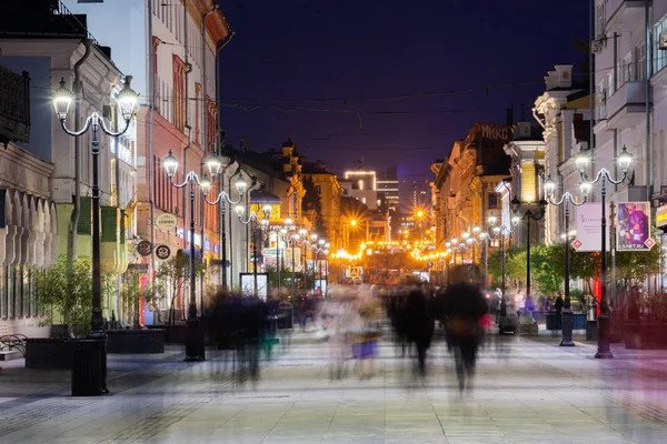 Nizhny Novgorod Russia 2019年10月16日 Bolshaya Pokrovskaya街 街灯的灯光 黄昏时的城市 夜市景观 长期接触 — 图库照片