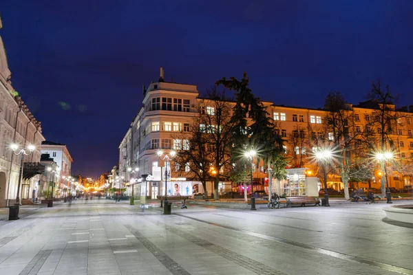 ニジニ ノヴゴロド ロシア 2019年10月16日 ボリサヤ ポクロフスカヤ通り 街灯の光 夕暮れ時の街 夕方の街並み長時間露光 — ストック写真
