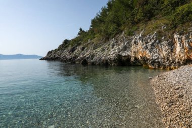 Adriyatik Denizi 'nin güzel kayalık kıyıları manzaralı çakıl taşı plajları ve kristal berrak turkuaz sularıyla dinlenmek ve deniz kıyısından keyif almak için cennet gibi bir yer oluşturuyor.. 