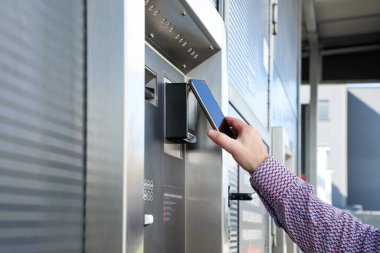 Akıllı telefon terminalde ulaşılamaz ödemeler yapar, dijital çözümleri, mobil bankacılığı ve güvenli nakitsiz işlemleri vurgular. Fintech, yenilik ve dijital ekonomi için mükemmel..