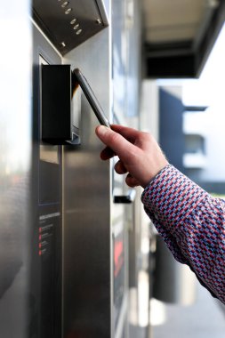 Cep telefonu, modern dijital teknolojiyi, mobil bankacılığı ve güvenli ödemeleri gösteren bir terminalde ulaşılamaz bir ödeme yapıyor. Fintech, yenilik ve nakitsiz yaşam için uygun..