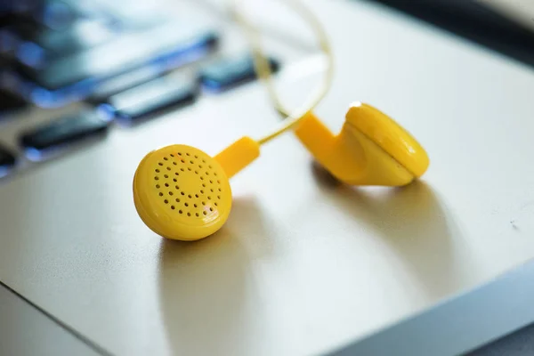 Żółty Słuchawek Podłączonych Komputera Stacjonarnego Srebrny — Zdjęcie stockowe