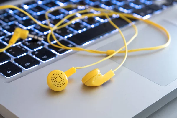 Żółty Słuchawek Podłączonych Komputera Stacjonarnego Srebrny — Zdjęcie stockowe