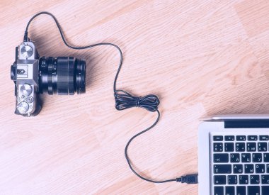 Fotoğraflar kameradan bilgisayara aktarma kablosu ile.