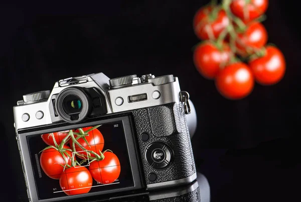 Фотографування Помідора Бездзеркальній Камері Чорному Тлі Фотографування Їжі — стокове фото
