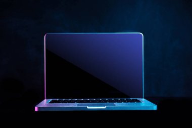 Siyah bir arka plan üzerinde taşınabilir modern gümüş bilgisayar.