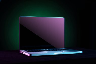 Siyah bir arka plan üzerinde taşınabilir modern gümüş bilgisayar.