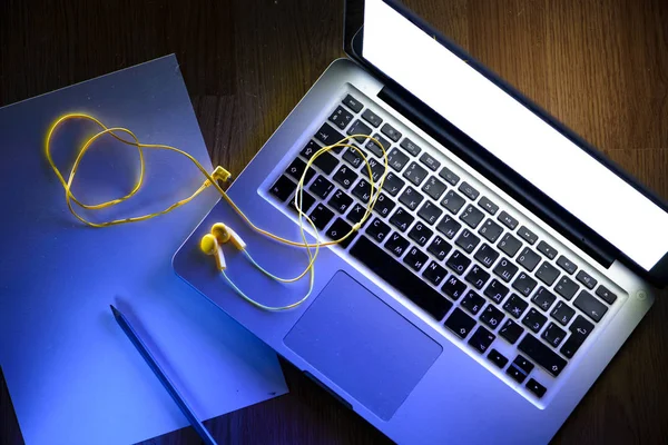 ノートと鉛筆 ヘッドフォンと暖かいと青の光でコンピューター — ストック写真