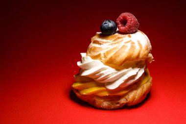 Kek bisküvi ve çilek ve renkli bir arka plan üzerinde bir substrat üzerine serpin.