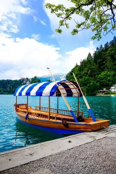 Gondolla Slovenya Lake Bled çizgili bir çatı ile.