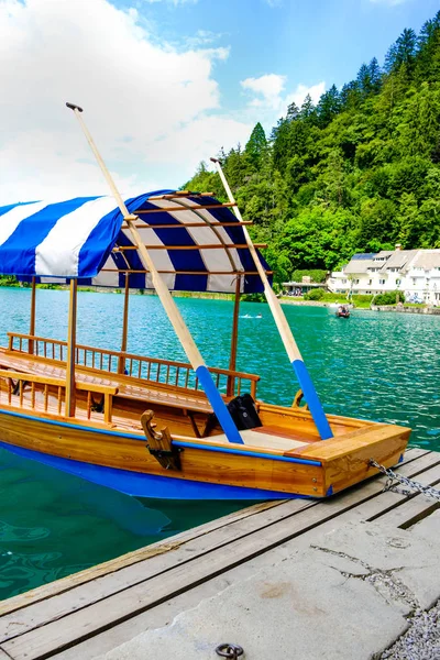 Gondolla Con Tetto Strisce Sul Lago Bled Slovenia — Foto Stock