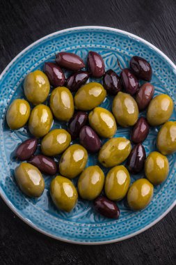 Mavi bir Yunan plaka üzerinde yeşil ve koyu zeytin.