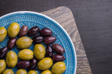 Mavi bir Yunan plaka üzerinde yeşil ve koyu zeytin.