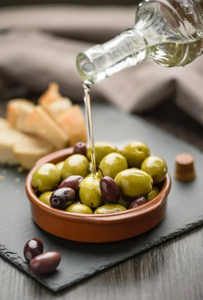 Grüne Und Dunkle Oliven Auf Einem Braunen Griechischen Teller Olivenöl — Stockfoto