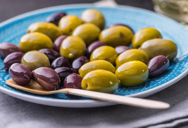 Mavi bir Yunan plaka üzerinde yeşil ve koyu zeytin.