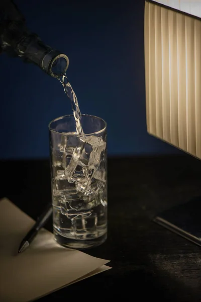 Ein Glas Sprudelndes Wasser Mit Eis Auf Einem Dunklen Tisch — Stockfoto