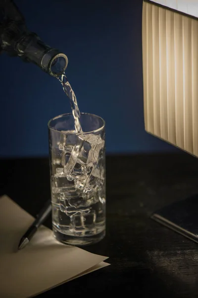 Vaso Agua Con Hielo Una Mesa Oscura Con Bolígrafo Una — Foto de Stock