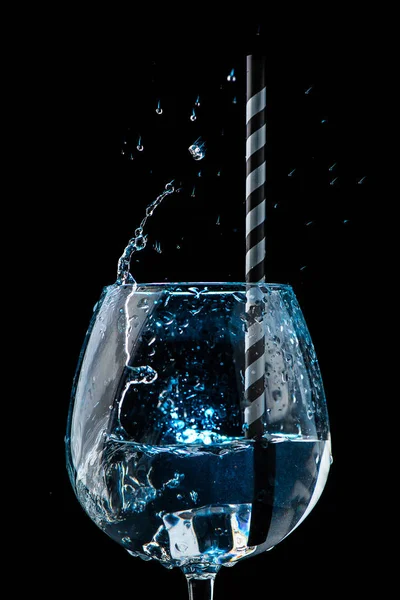 Eiswürfel Der Ein Glas Mit Einem Cocktail Und Einem Gestreiften — Stockfoto