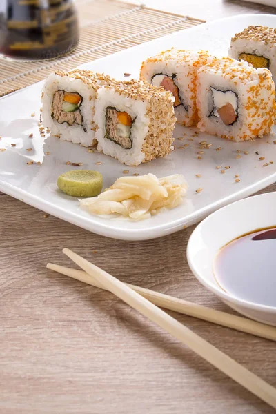 Sushi Uma Placa Quadrada Branca Com Molho Soja Pauzinhos Madeira — Fotografia de Stock