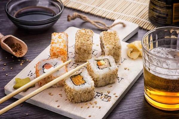 Sushi Wooden Plate Glass Beer Soy Sauce Natural Wooden Chopsticks — Stok fotoğraf