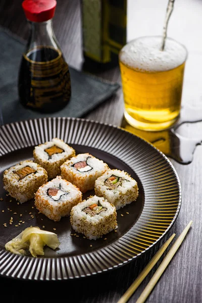 Sushi Prato Marrom Com Copo Cerveja Molho Soja Pauzinhos Madeira — Fotografia de Stock