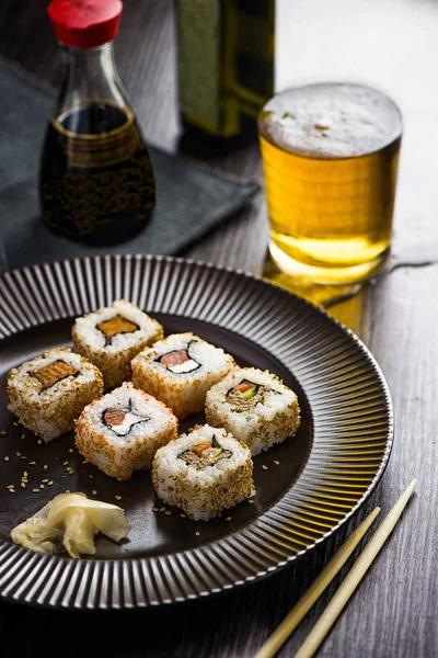 Sushi Prato Marrom Com Copo Cerveja Molho Soja Pauzinhos Madeira — Fotografia de Stock