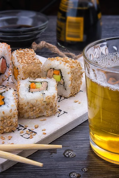 Sushi Uma Placa Madeira Com Copo Cerveja Molho Soja Pauzinhos — Fotografia de Stock
