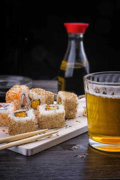 Sushi Wooden Plate Glass Beer Soy Sauce Natural Wooden Chopsticks — Stok fotoğraf
